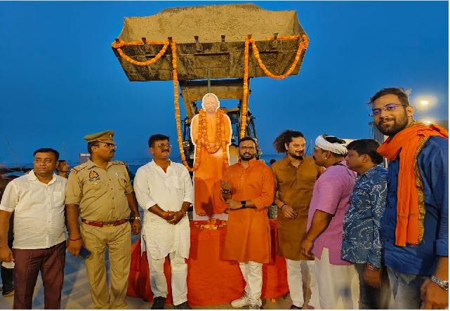 सीएम योगी आदित्यनाथ का 51वां जन्मदिन, बुलडोजर के साथ काशी में हुई विशेष मां गंगा आरती