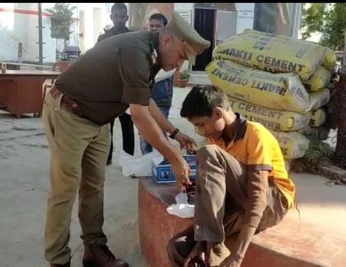 रायबरेली-एनटीपीसी चौकी इंचार्ज ने   दिखाई दरियादिली,,,,,,