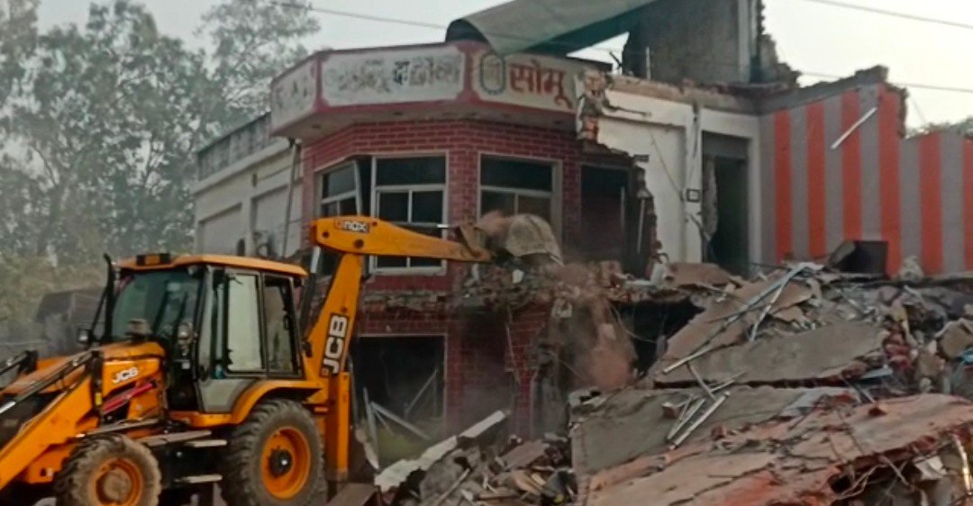 Raibareli-आदित्य हत्या कांड मामले में सोमू ढाबे पर चला बाबा का बुल्डोजर 