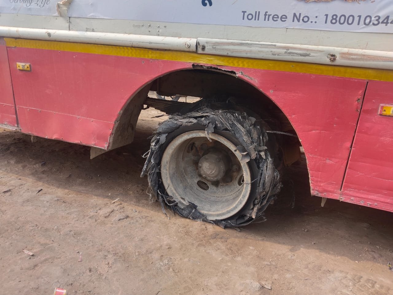 रायबरेली-रोडवेज बस का फटा टायर; 45 यात्री व चालक कंडेक्टर घायल,,,,,