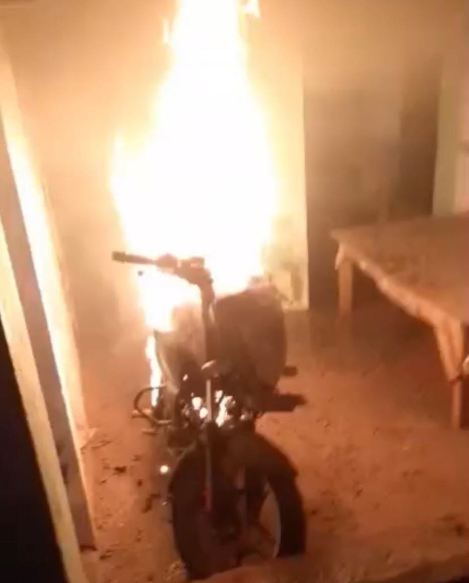 रायबरेली-गोकना घाट में एक दंबग ने पल्सर बाइक में लगाई आग, बाइक जलकर हुई राख