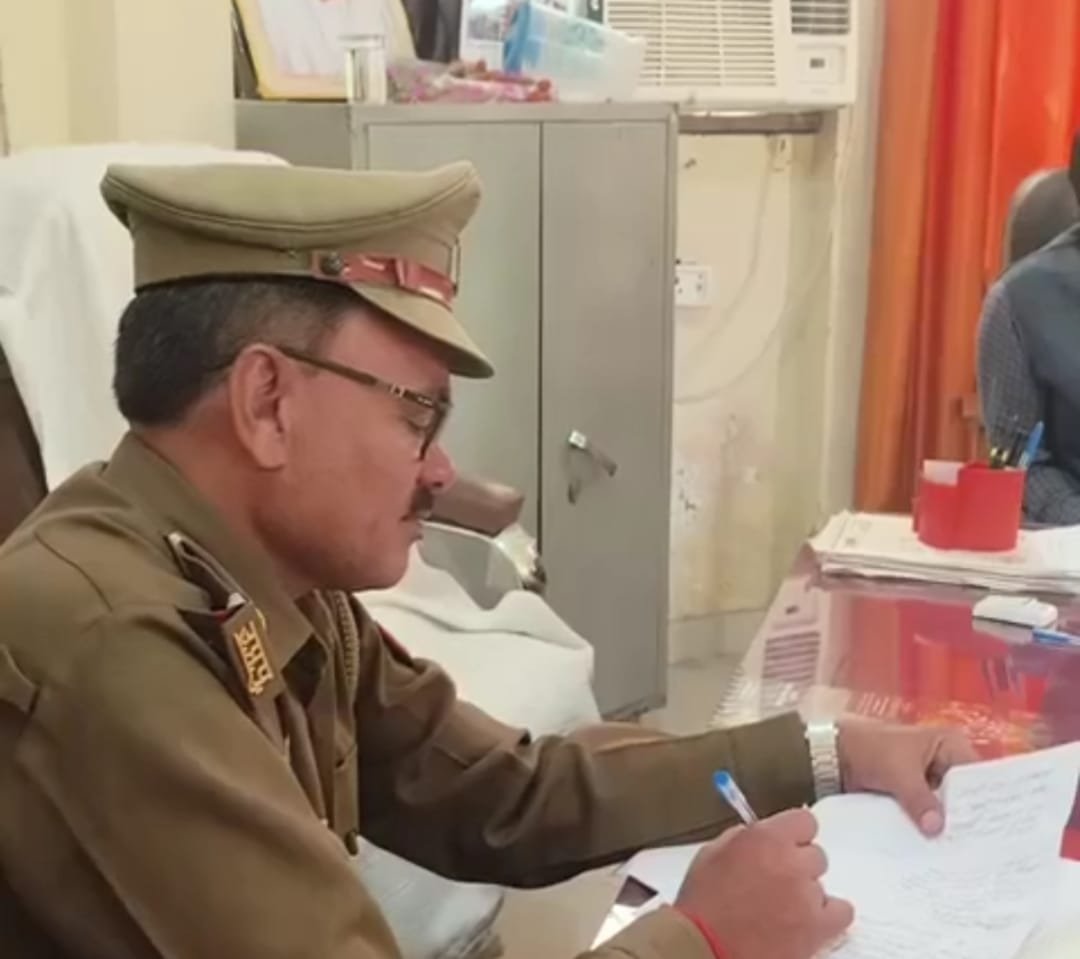 रायबरेली - कोतवाली परिसर में कार्यवाहक कोतवाली प्रभारी निरीक्षक की अध्यक्षता में समाधान दिवस सम्पन्न