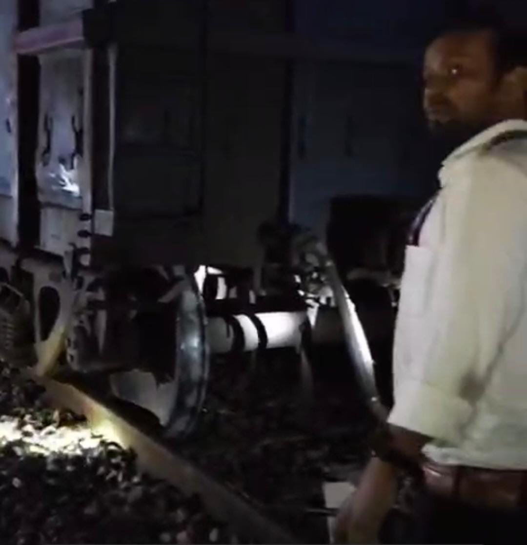 रायबरेली-अरखा रेलवे स्टेशन के पास मालगाड़ी के चार पहिया पटरी से उतरने मचा हड़कंप, जांच में जुटे रेलवे विभाग के अधिकारी