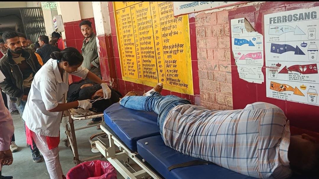 रायबरेली-तेज रफ्तार डंपर ने सम्मी बस में मारी टक्कर,एक दर्जन घायल