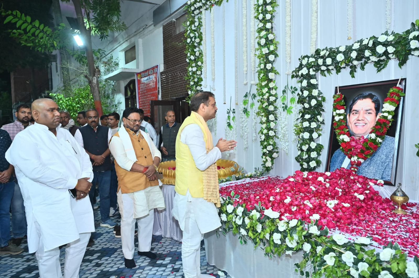 रायबरेली - दिवंगत पूर्व प्रमुख अजय सिंह दउआ को मंत्रियों , विधायकों सहित हजारों समर्थकों ने दी श्रद्धांजलि