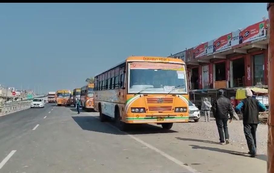 रायबरेली-रोडवेज बसों की लापरवाही से महिला घायलः प्रयागराज हाईवे पर रेस्टोरेंट के सामने