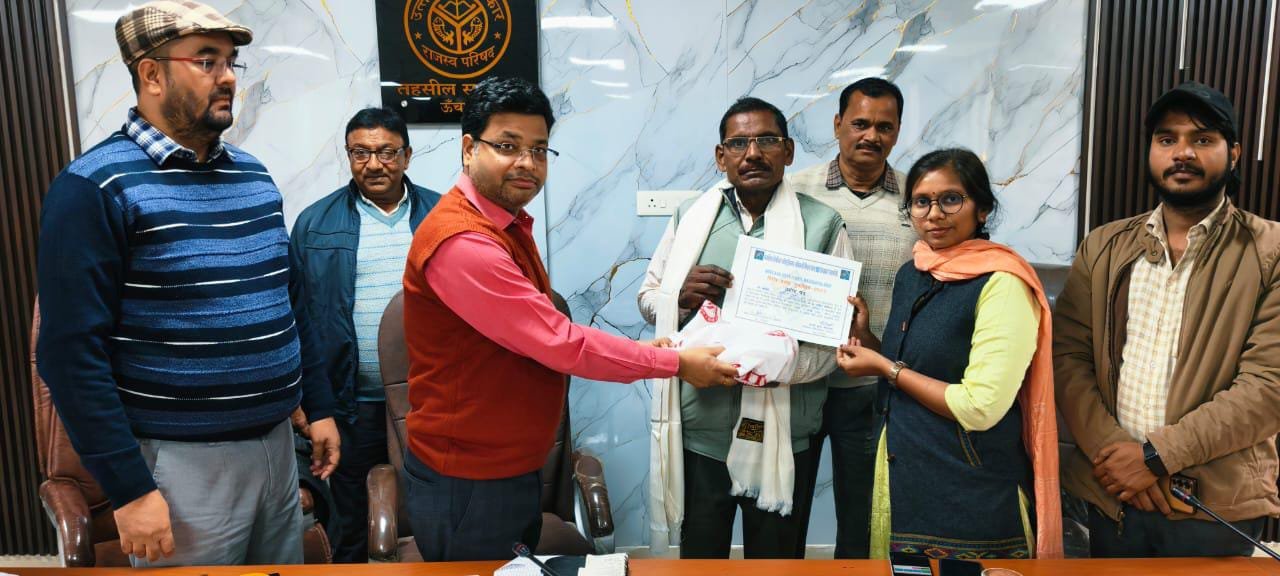 रायबरेली- ऊंचाहार एसडीएम नें बूथ नंबर 331 गंगौली के बीएलओ सहदेव को किया सम्मानित