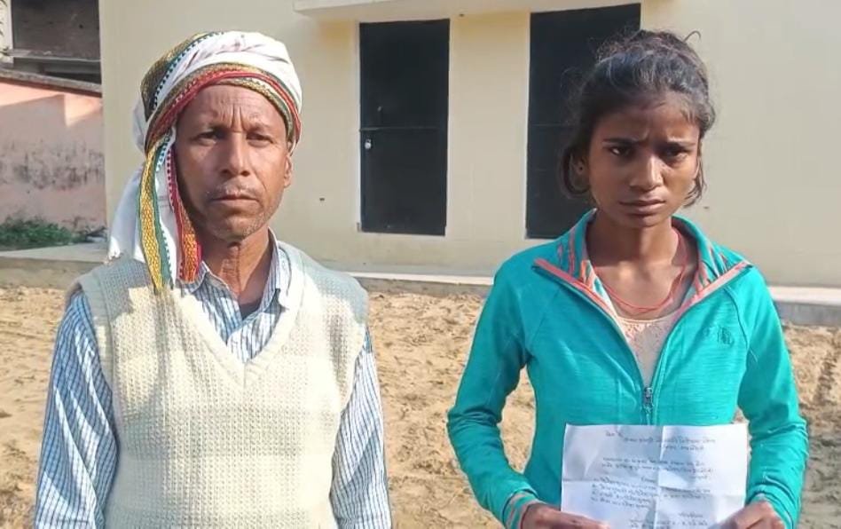 रायबरेली- दरवाजे झाड़ू लगाने पर पड़ोसियों ने दो सगी बहनों की घर में घुसकर कर दी पिटाई