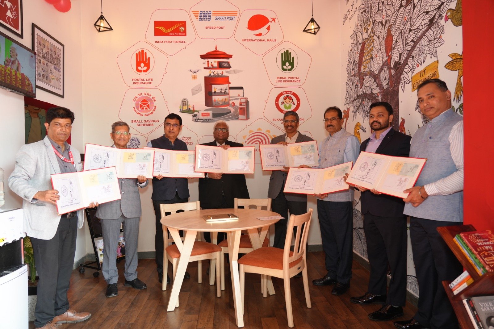 भारतीय डाक विभाग ने आईआईटी गांधीनगर में गुजरात के पहले नवीनीकृत जेन-Z विषय वाले डाकघर का किया उद्घाटन
