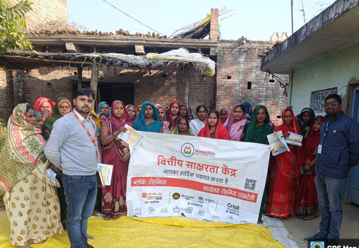 रायबरेली-फसल बीमा और डिजिटल फ्रॉड से बचाव के बारे में किया गया जागरूक