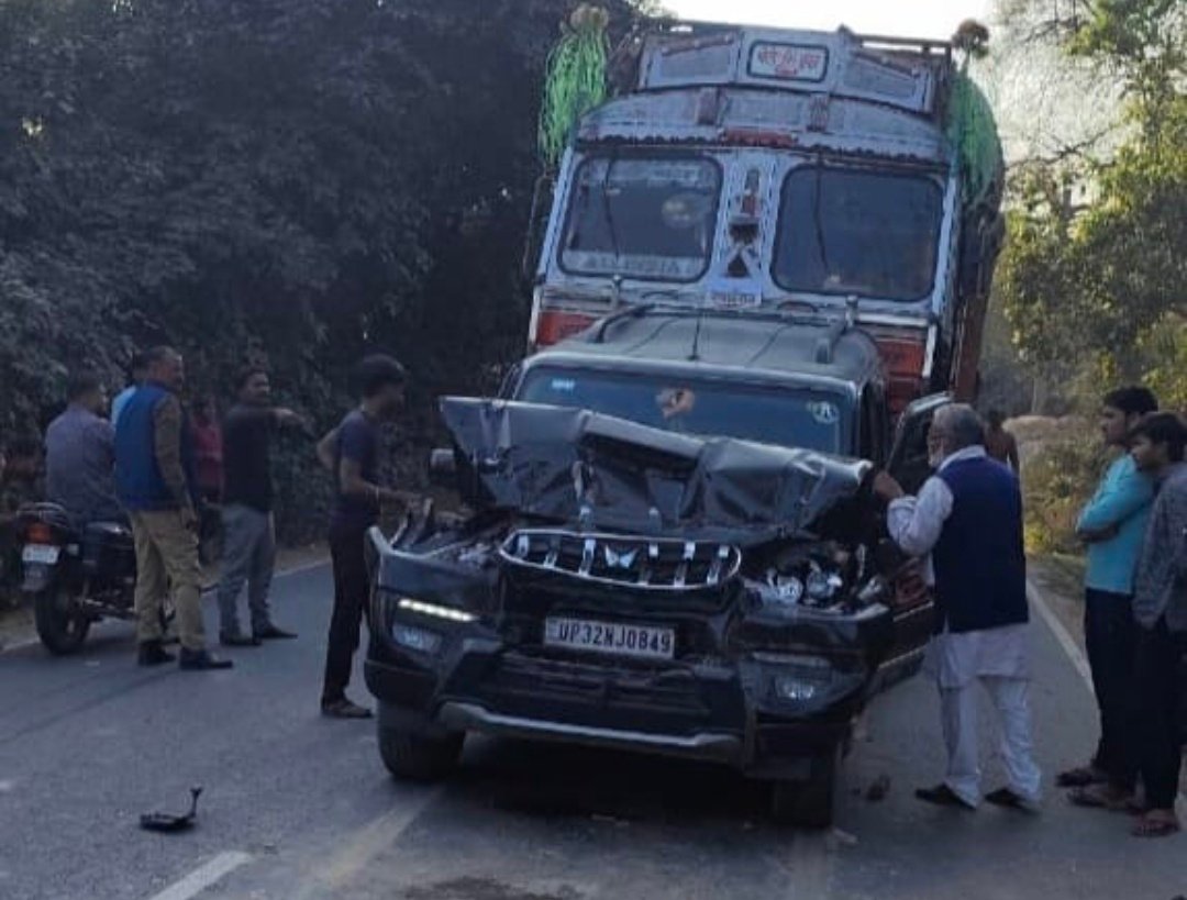 रायबरेली - अनियंत्रित ट्रक ने स्कॉर्पियो में मारी टक्कर आगे चल रहे ट्रक में घुसी स्कॉर्पियो