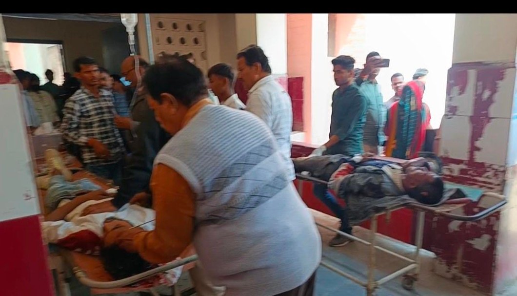 रायबरेली-बाइक सवार दो हाई स्कूल परीक्षार्थियों को चार पहिया वाहन ने मारी टक्कर , हालत नाजुक 