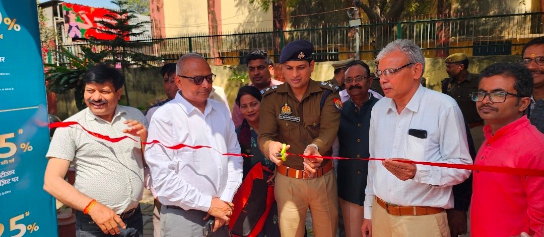 पुस्तक मेला का एसपी ने फीता काटकर  उद्घाटन किया