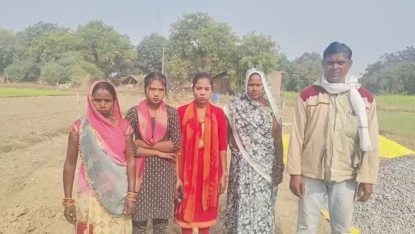 रायबरेली - अपनी ही घूम धारी जमीन पर दबंगों के आतंक से मजदूर नहीं बन पा रहा है अपना मकान