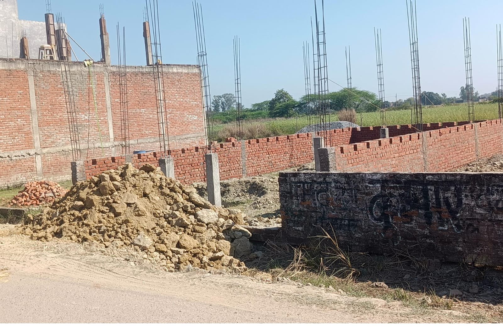 रायबरेली-खोजनपुर में करोड़ों रुपए की बेशकीमती भूमि पर हो रहा कब्जा ,प्रशासन मौन 