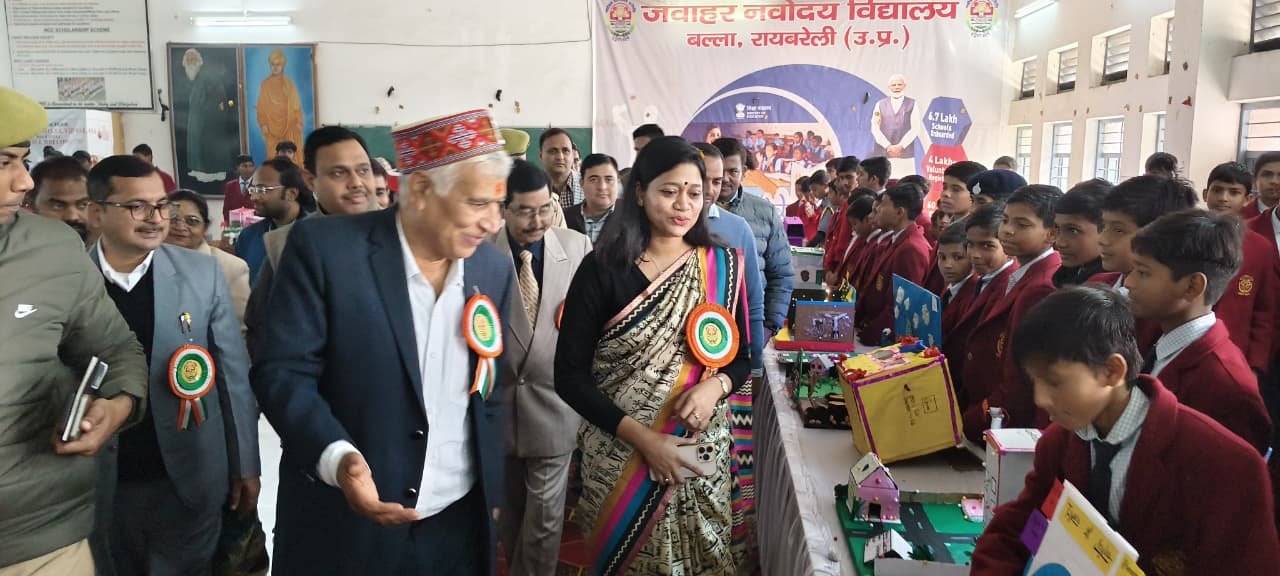 रायबरेली - विद्यालय मे प्रबंध समिति की बैठक की जिलाधिकारी ने की अध्यक्षता