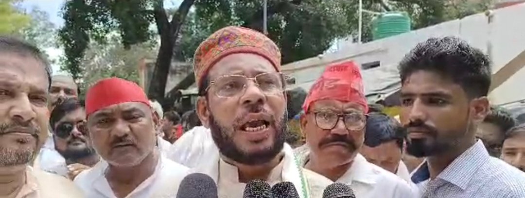 सपाइयों ने कलेक्ट्रेट परिसर में किया जोरदार प्रदर्शन