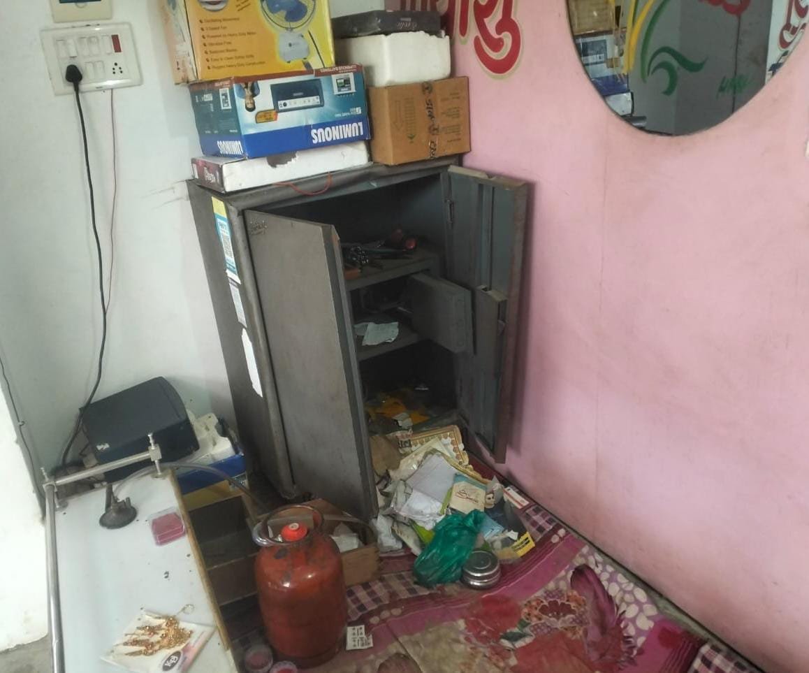 रायबरेली- सराफा दुकान का शटर तोड़कर तीन लाख के आभूषण चोरी