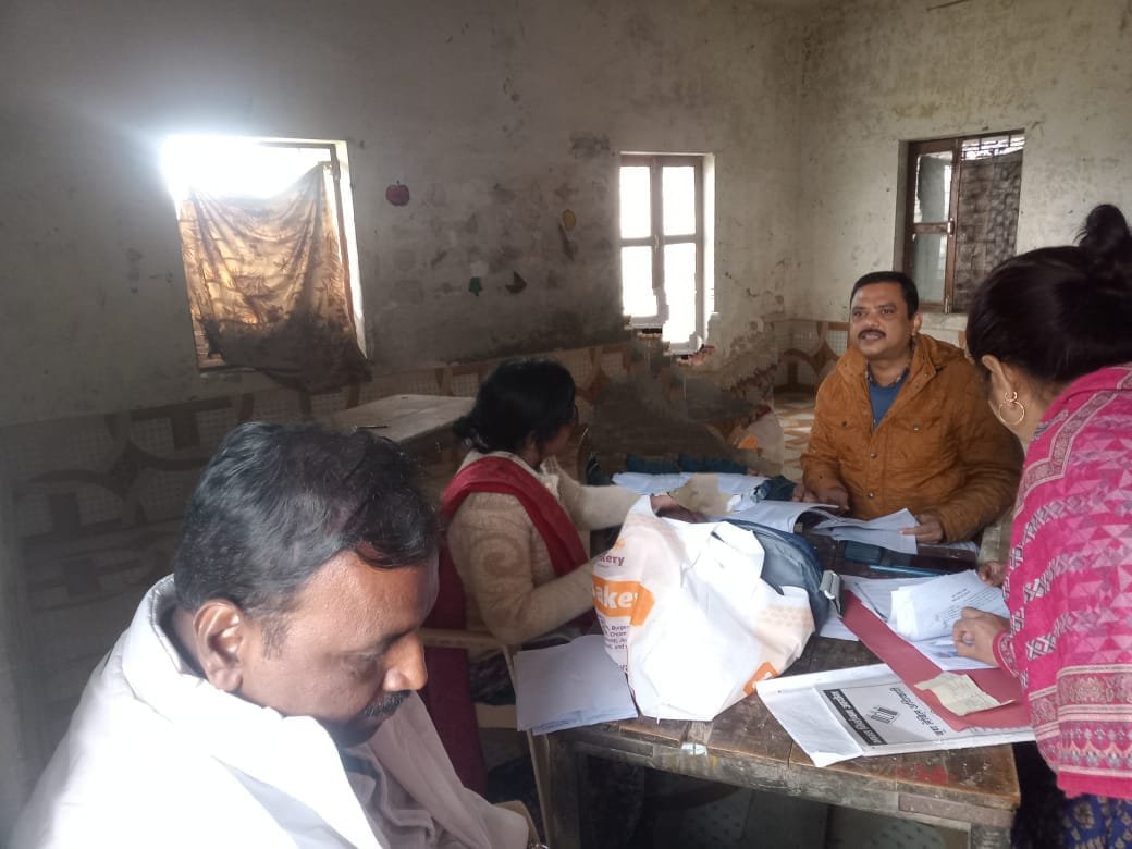 रायबरेली - बीजेपी कार्य समिति के सदस्य ने बूथों पर जाकर एसआईआर का किया निरीक्षण