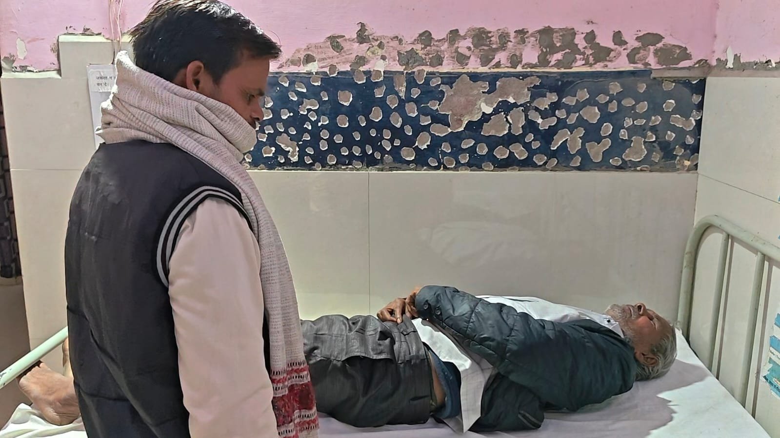 रायबरेली - सड़क किनारे खड़े वृद्ध को अनियंत्रित स्कूटी सवार ने मारी टक्कर, गंभीर रूप से घायल