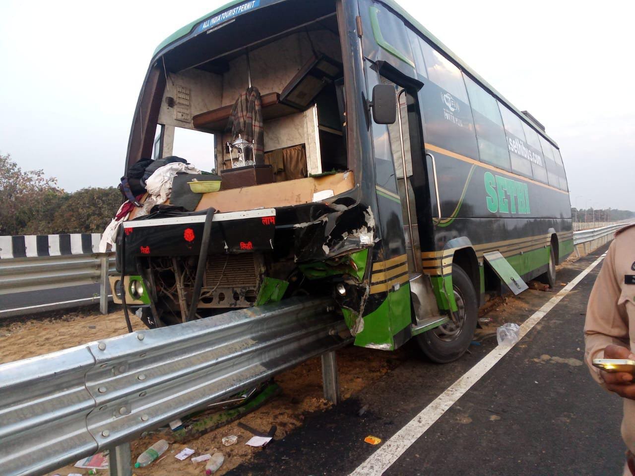 रायबरेली-आठ मवेशियों को कुचलते हुए  डिवाइडर से टकराई डबल डेकर बस , चालक घायल