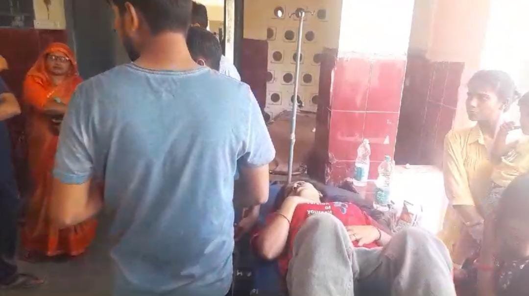 रायबरेली-अनियंत्रित होकर पलटी मैजिक , तीन घायल