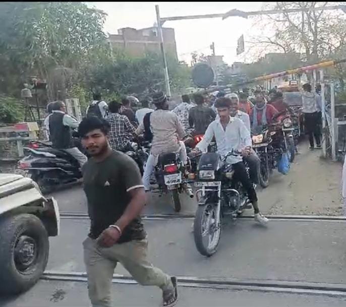 ऊंचाहार में छोटी रेलवे क्रॉसिंग पर बने फाटक का बूम हुआ खराब, घंटों लगा रहा जाम 