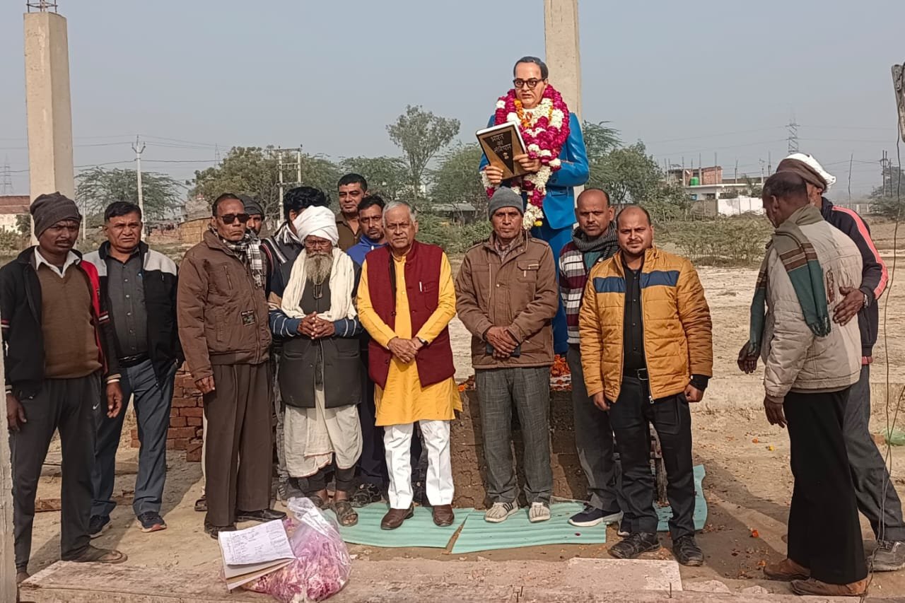 रायबरेली - राज्यमंत्री ने अंबेडकर प्रतिमा पर किया माल्यार्पण