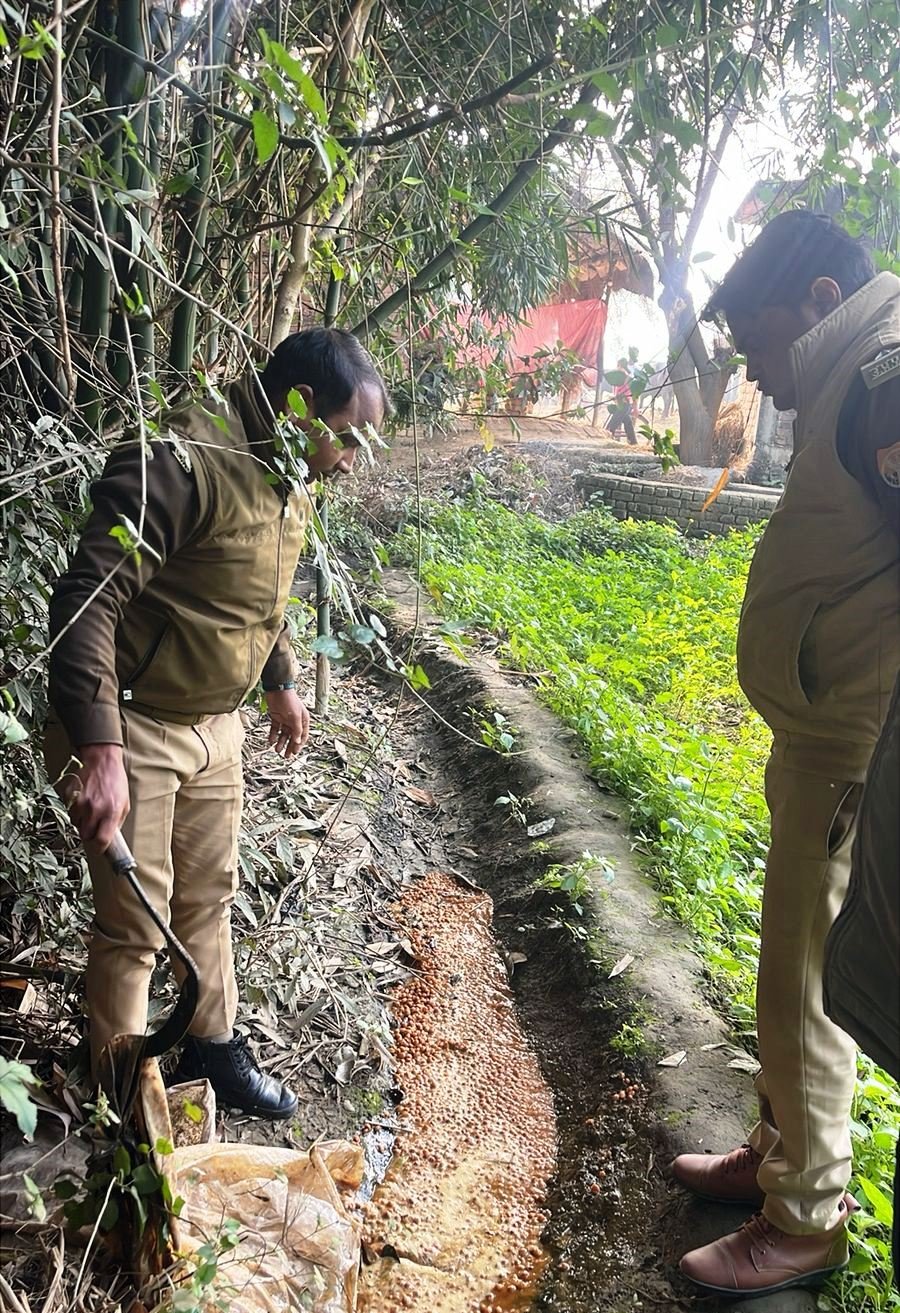 रायबरेली - दबिश के दौरान 80 लीटर अवैध कच्ची शराब बरामद व लगभग 350 किलोग्राम महुआ लहन मौके पर नष्ट, 03 अभियोग पंजीकृत