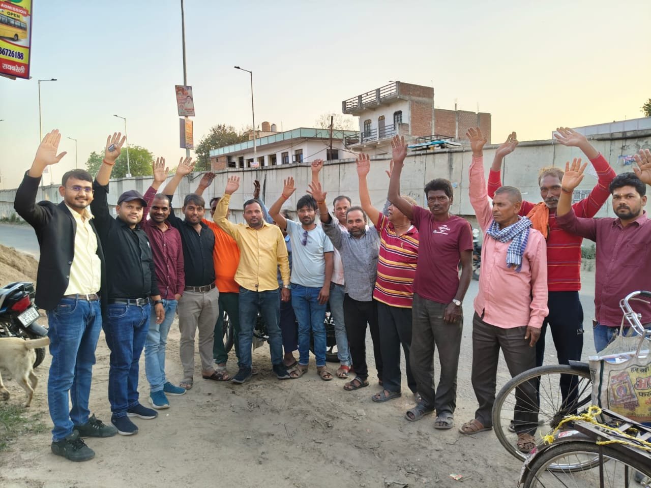 रायबरेली-ओवर ब्रिज की सर्विस रोड पर  जानलेवा गड्ढों से  परेशानी से व्यापारियों वा स्थानीय राहगीरों का फूटा गुस्सा