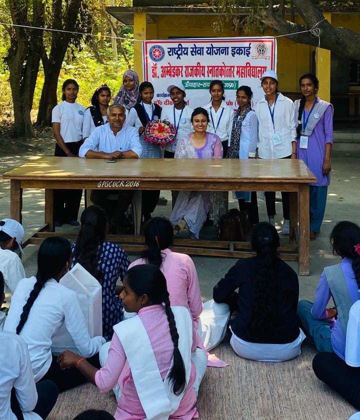 रायबरेली-वेस्ट मैटेरियल से सजावट का सामान बनाकर स्वयं सेवियों ने दिया पर्यावरण का संदेश