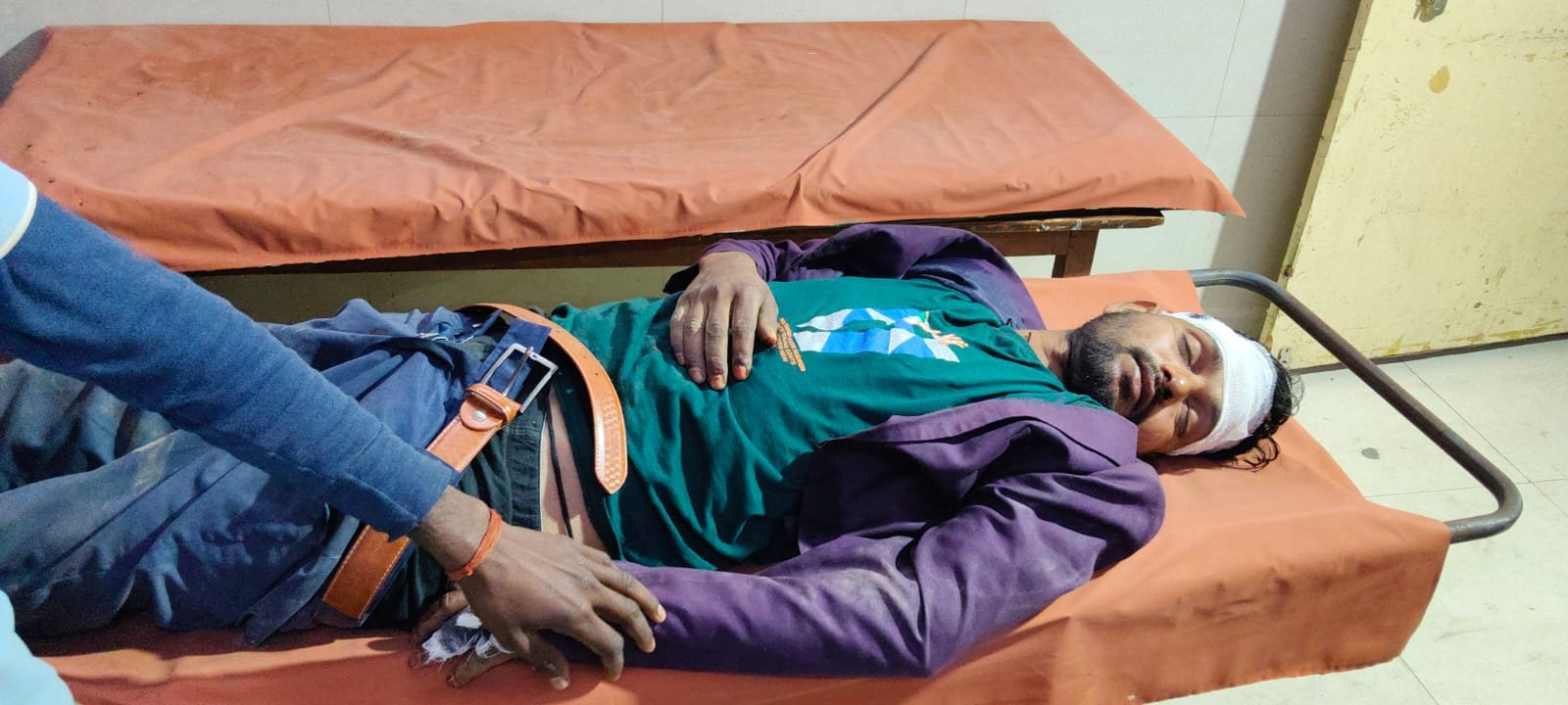 रायबरेली - अज्ञात वाहन की टक्कर से बाइक सवार युवक घायल, जिला अस्पताल रेफर