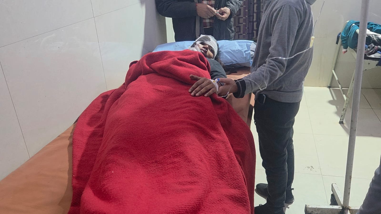 रायबरेली - रोडवेज बस से उतरते समय सीढ़ियों में फंसा छात्रा का पैर, गिरकर हुई गंभीर रूप से घायल