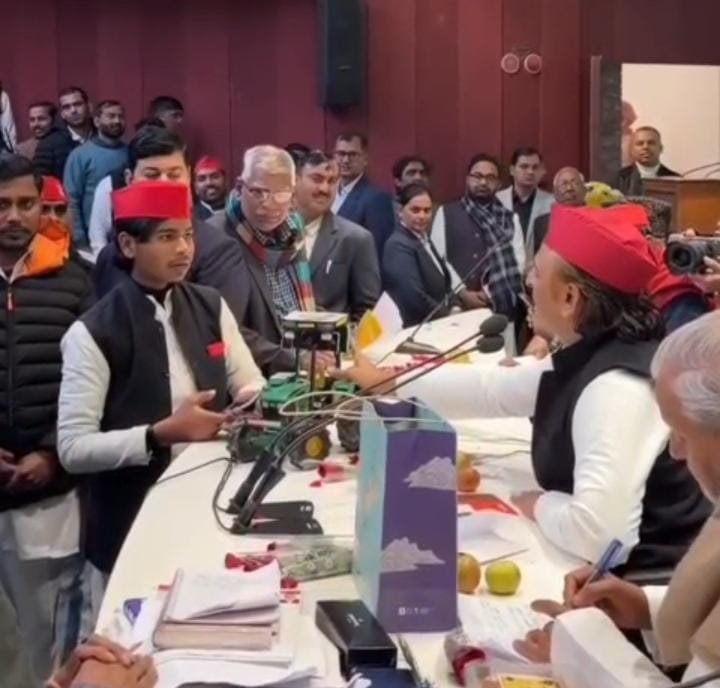 रायबरेली - क्षेत्र के युवा ने राष्ट्रीय अध्यक्ष को भेंट किया स्वनिर्मित कृषि यंत्र