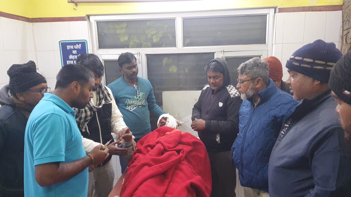 रायबरेली - बाइक के सामने अचानक आया सियार, बाइक हुई अनियंत्रित, एक घायल 