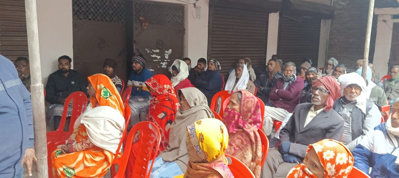 रायबरेली - कांग्रेसियों ने वितरित किये सांसद राहुल गांधी द्वारा भेजे गए कंबल