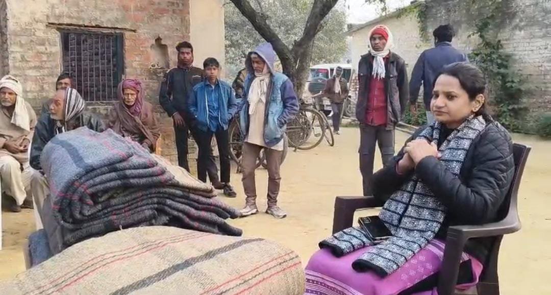 रायबरेली- कड़ाके की ठंड में गरीबों का सहारा बना प्रशासन, तहसीलदार ने बांटे कम्बल और सुनीं समस्याएं