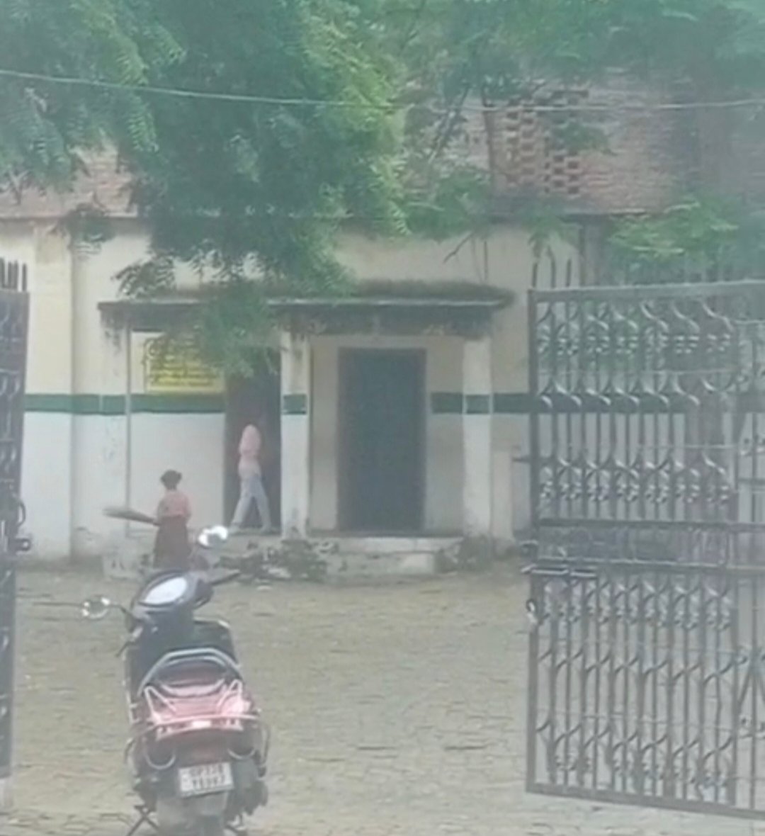 Raebareli: शिक्षा विभाग की किरकिरी कर रहा वायरल वीडियो