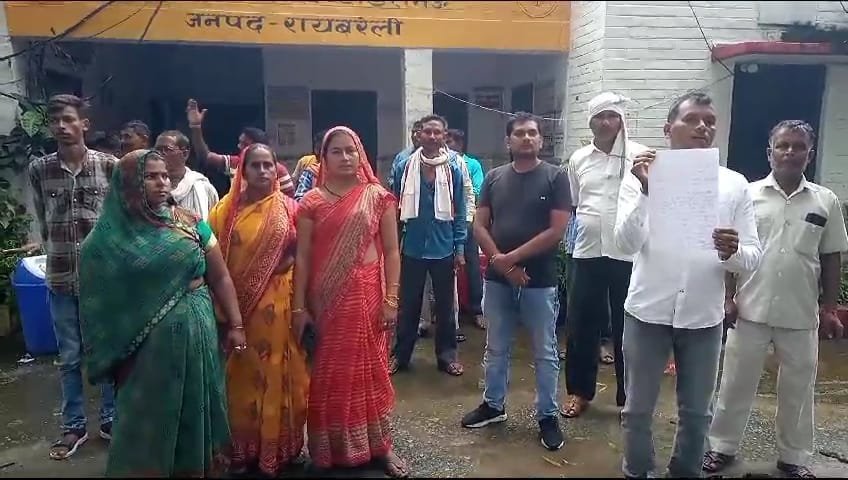 Raebareli: सफाई कर्मचारियों ने बीडीओ को सौंपा ज्ञापन।