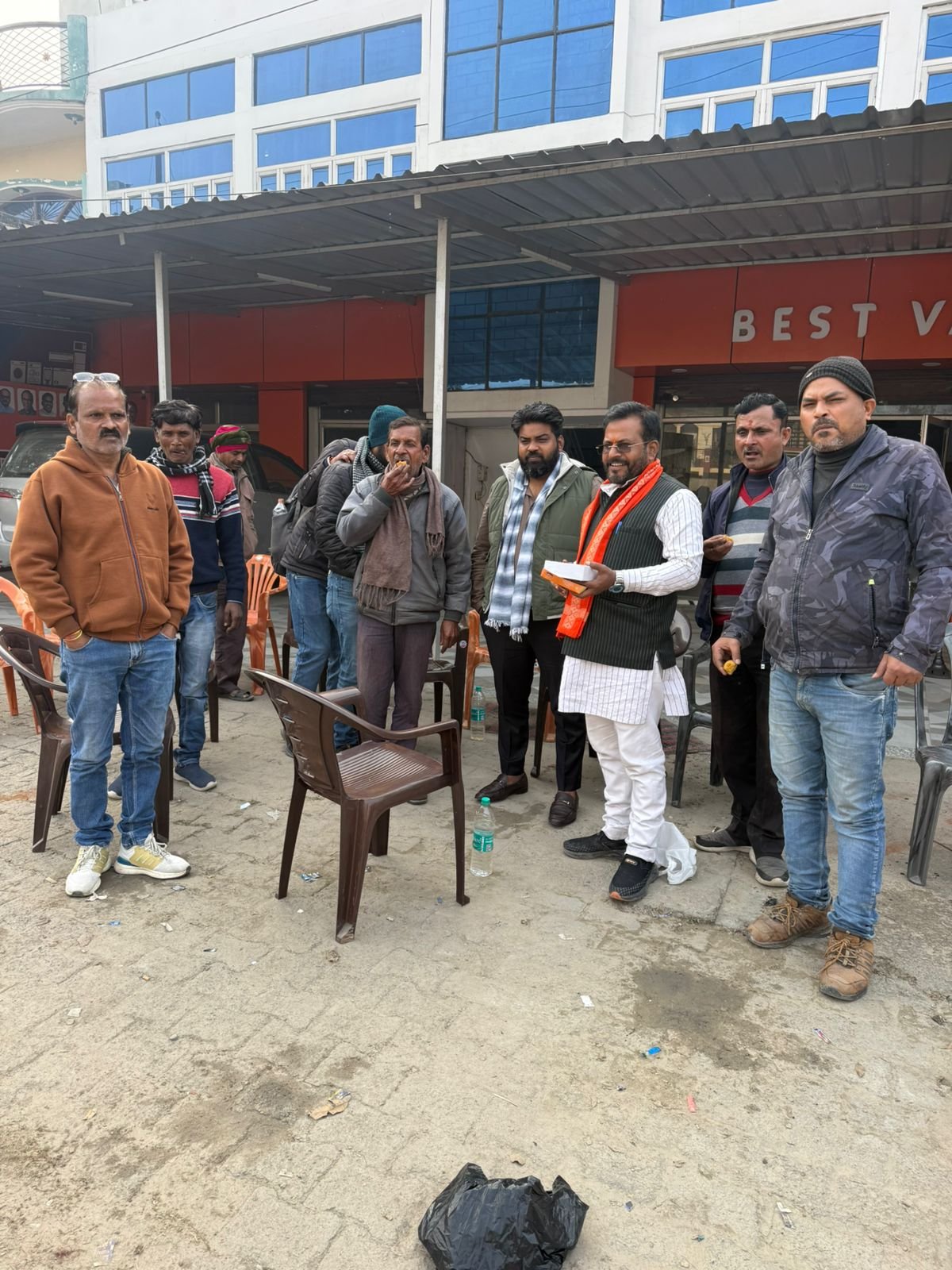 रायबरेली- बीएमसी चुनाव में जीत पर झूमे भाजपाई, दागे गोले , बांटी मिठाई 