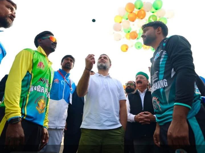 रायबरेली - राहुल गांधी ने सिक्का उछालकर रायबरेली प्रीमियर लीग का किया उद्घाटन