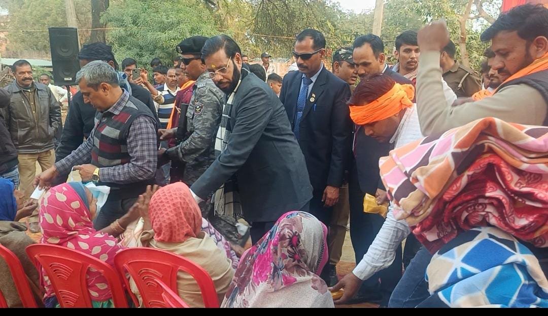 रायबरेली - ऊंचाहार में विधायक डॉ. मनोज पांडेय ने 2000 जरूरतमंदों को बांटे कंबल, गिनाईं सरकार की उपलब्धियां