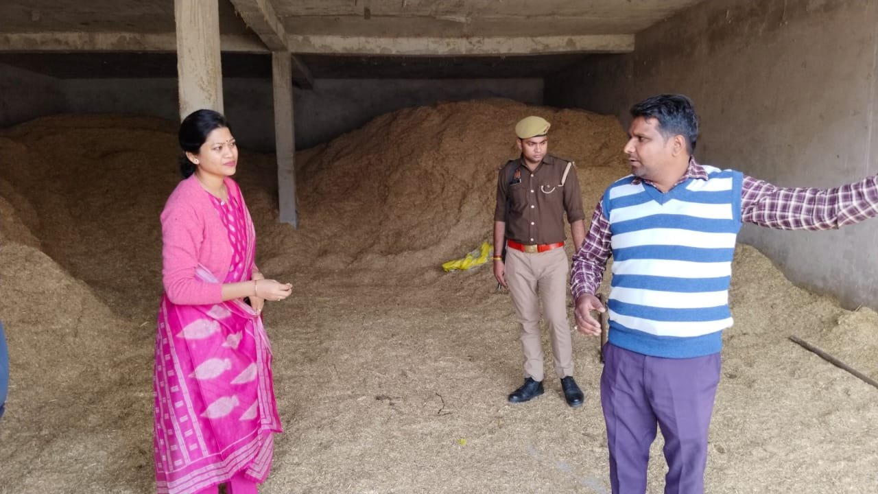 डीएम ने किया कान्हा गौशाला का औचक निरीक्षण