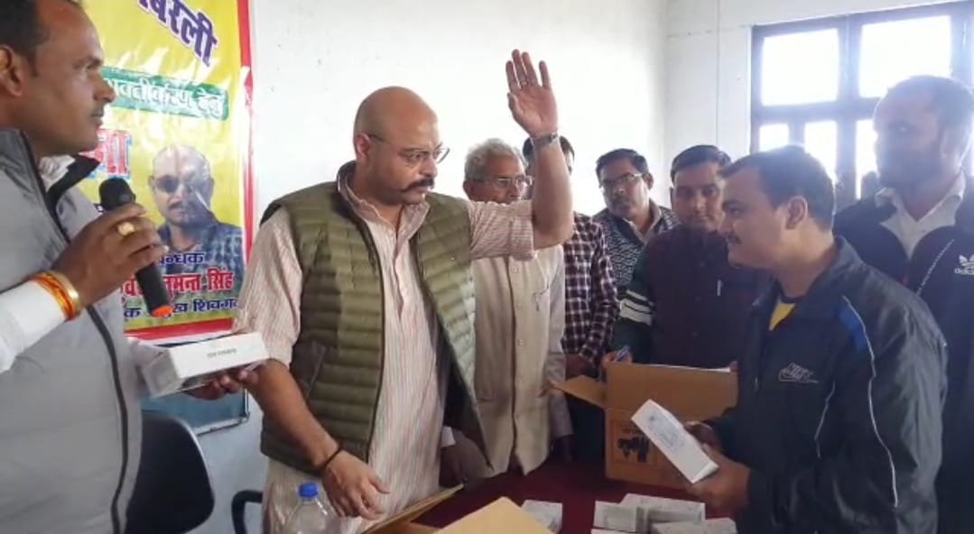 Raibareli -श्री बरखण्डी महाविद्यालय में 281 छात्र-छात्राओं को बांटे गए स्मार्टफोन