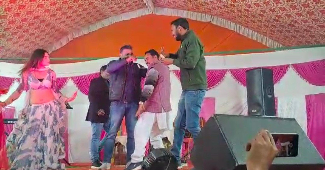 Raibareli-बार बालाओं के साथ ठुमके लगाते व रुपये लुटाते डॉक्टरों का वीडियो वायरल