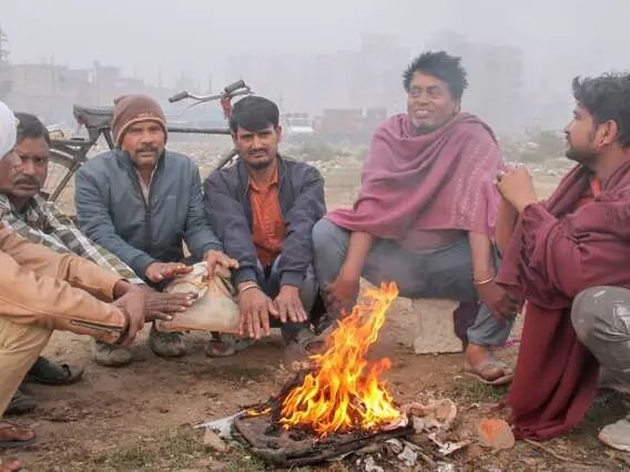 यूपी के हाड़ गलाने वाली सर्दी, कई जिलों में शीतलहर का अलर्ट, बारिश से होगा नए साल का स्वागत