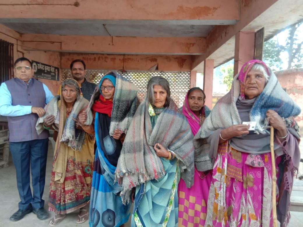 Raibareli- SDM आसाराम वर्मा ने असहाय व गरीब लोगों को वितरण किए कंबल