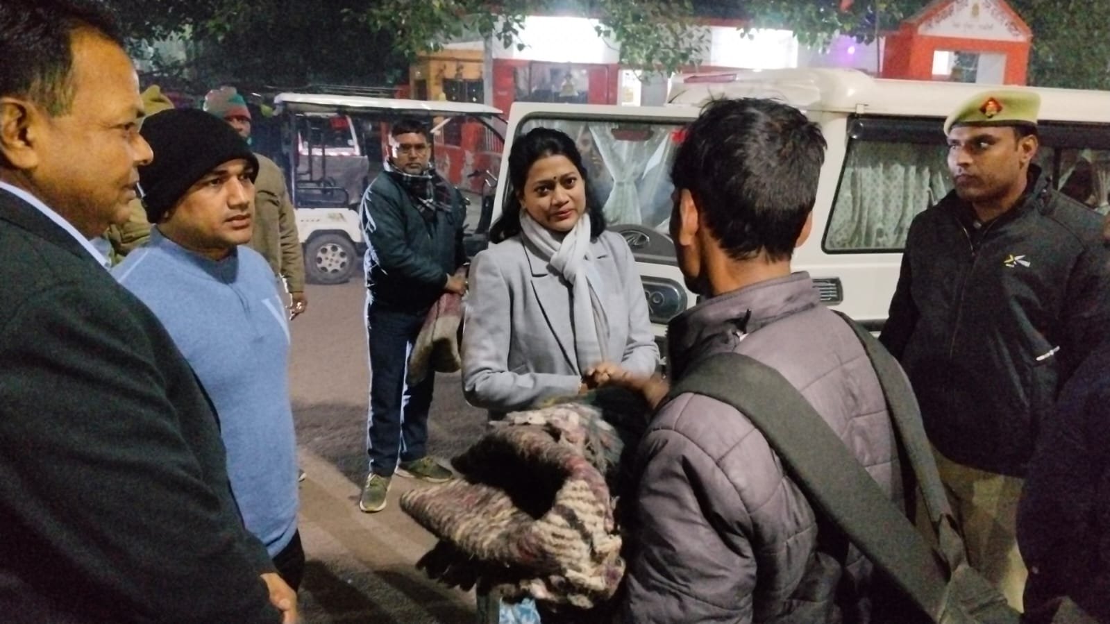 Raibareli-डीएम ने रैन बसेरों का निरीक्षण कर व्यवस्थाओं का लिया जायजा  जरूरतमंदों को दिये कंबल