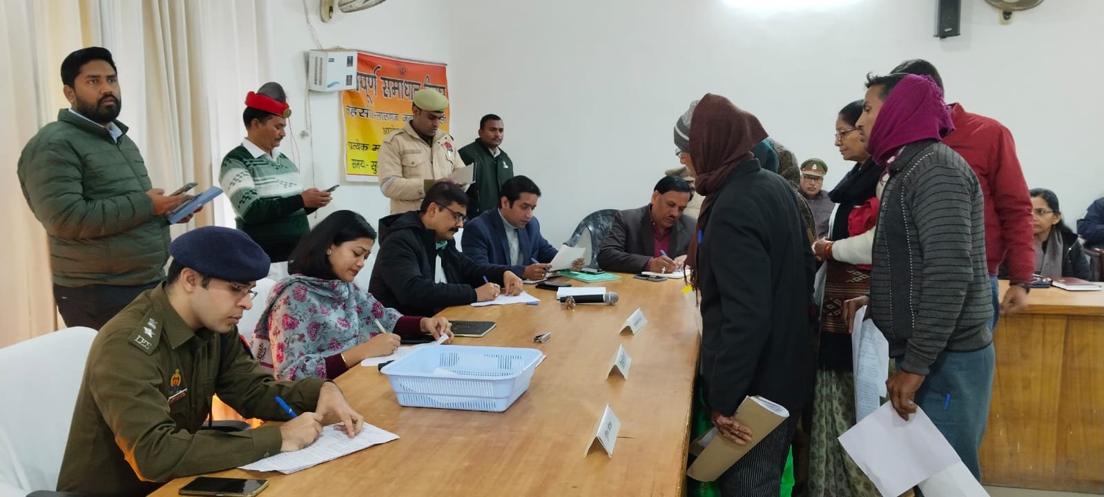 Raibareli-समाधान दिवस में जिलाधिकारी ने सुनीं लोगों की समस्याएं