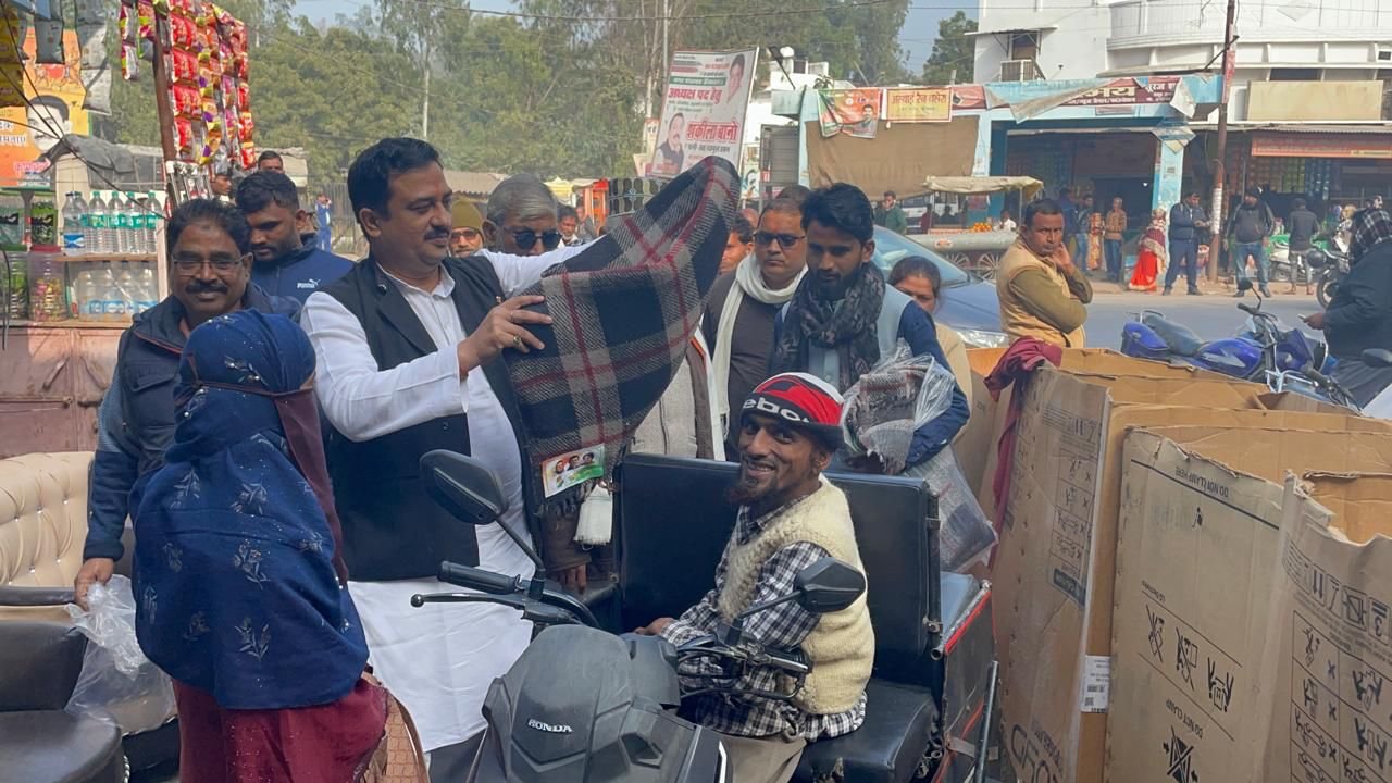 रायबरेली-सांसद सोनिया गांधी के द्वारा प्रेषित कंबल ऊंचाहार नगर में अतुल सिंह द्वारा किये गए वितरित,,,,